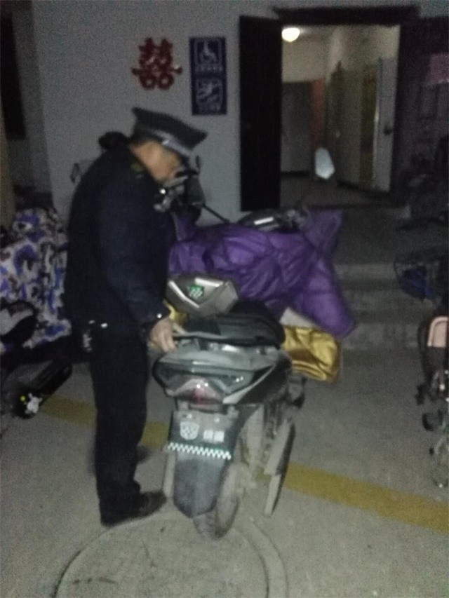 整理5#1单元堵单元门口电动车