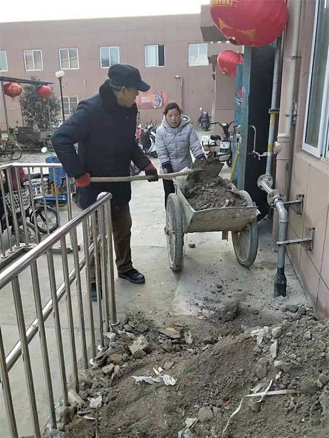 清理3#1单元门口垃圾