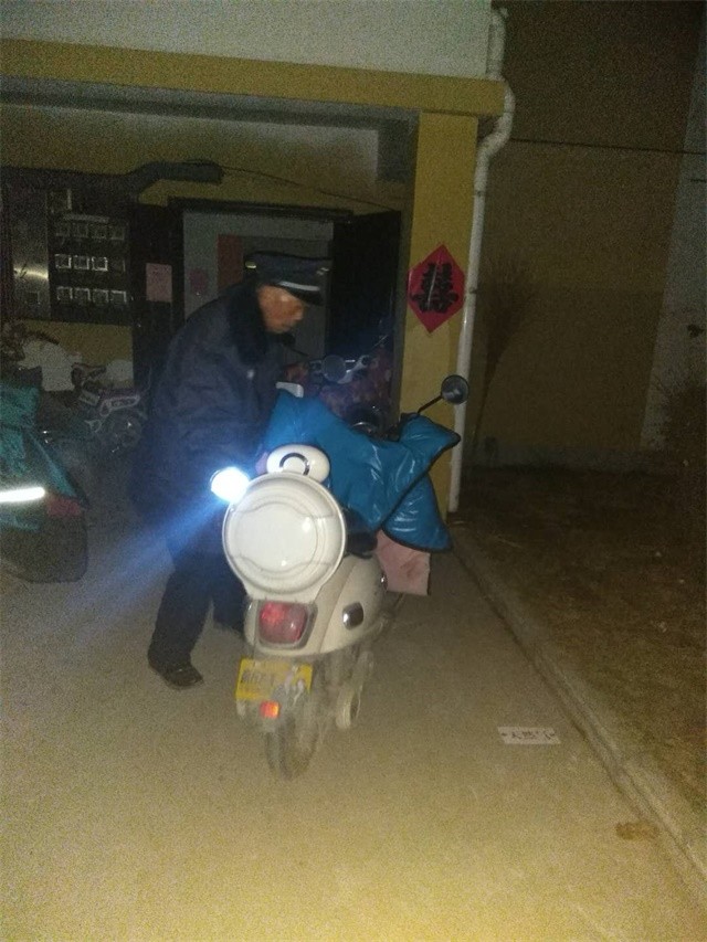 整理11#单元门口电动车