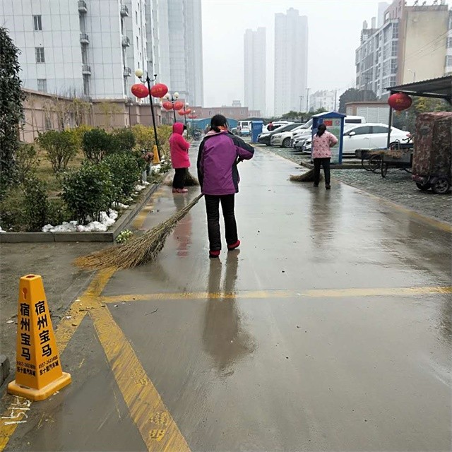 迎接春节 清理小区路面