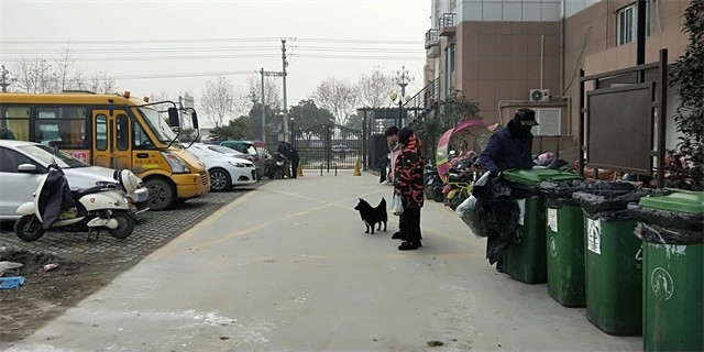 给小区内垃圾桶套垃圾袋