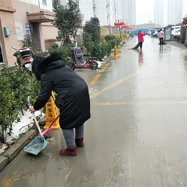 迎接春节 清理小区路面