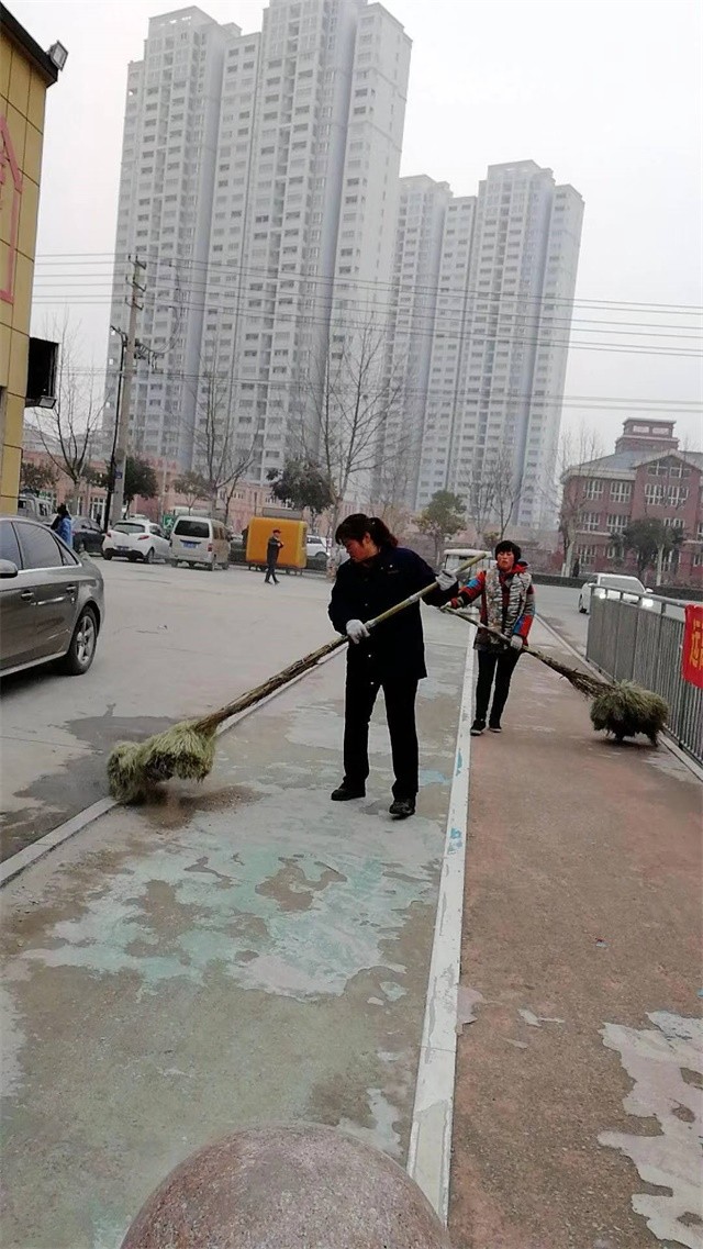 打扫小区路面卫生