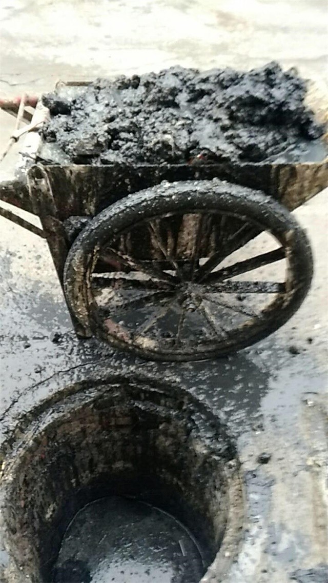 清理门面房各个污水井