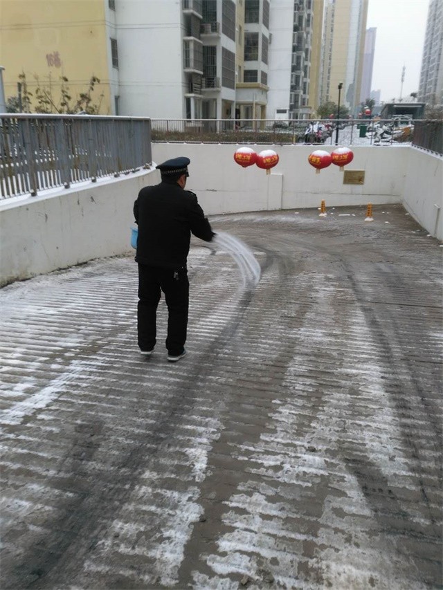 地下室入口撒工业盐，确保车辆安全出行