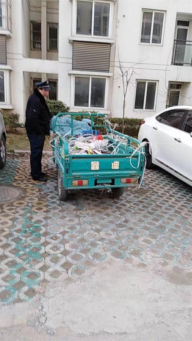清理9#占车位三轮车