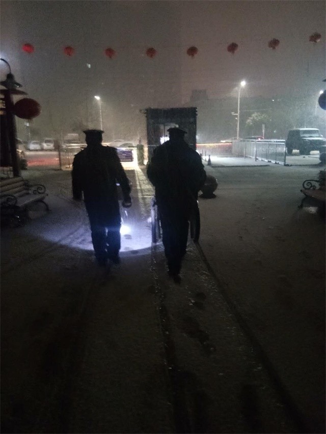 下雪 地下室入口撒工业盐